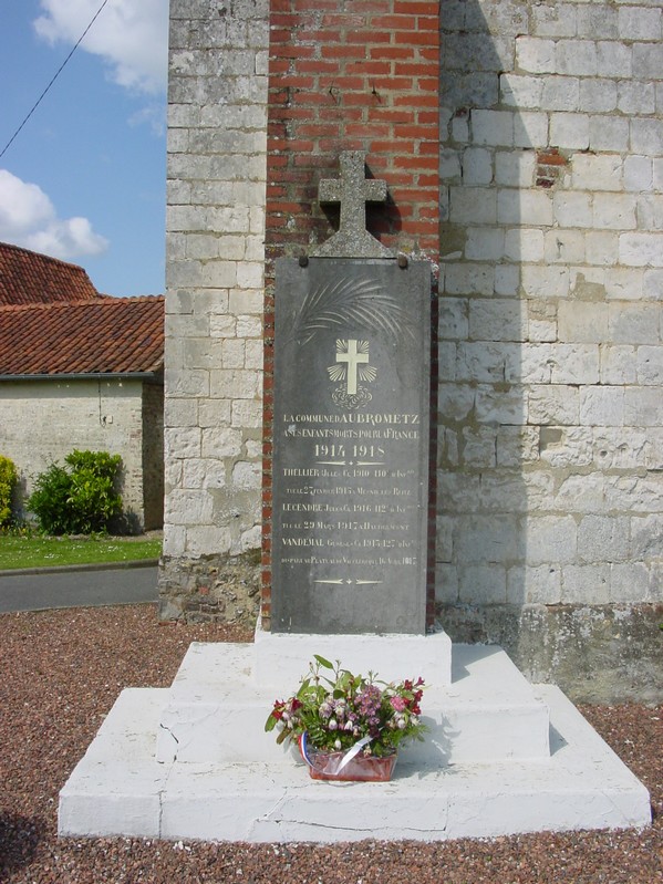 Le monument aux morts d'Aubrometz