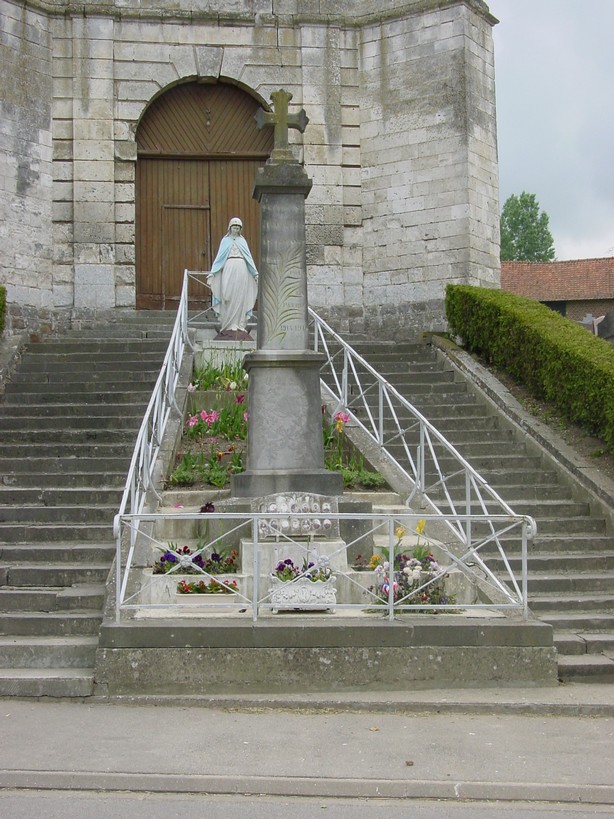 Le monument aux morts de BUIRE-AU-BOIS