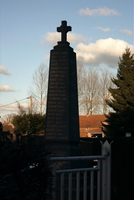 Le monument aux morts d'HUMIERES