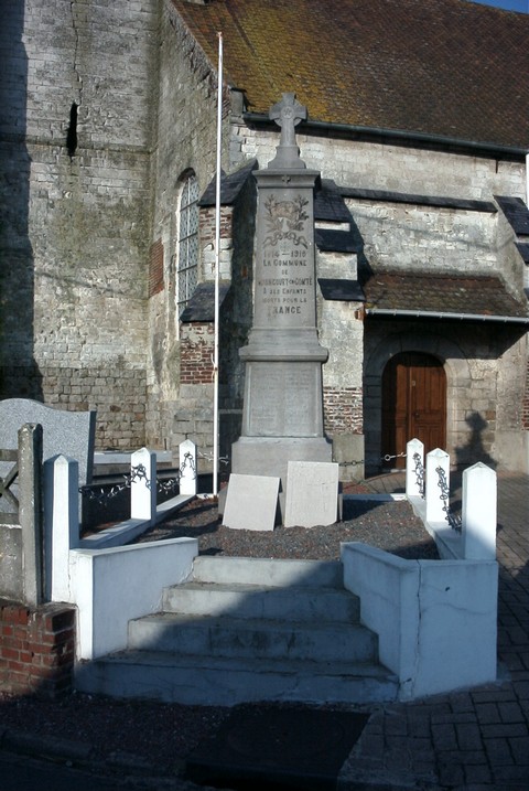 Le monument aux morts de MAGNICOURT-EN-COMTE