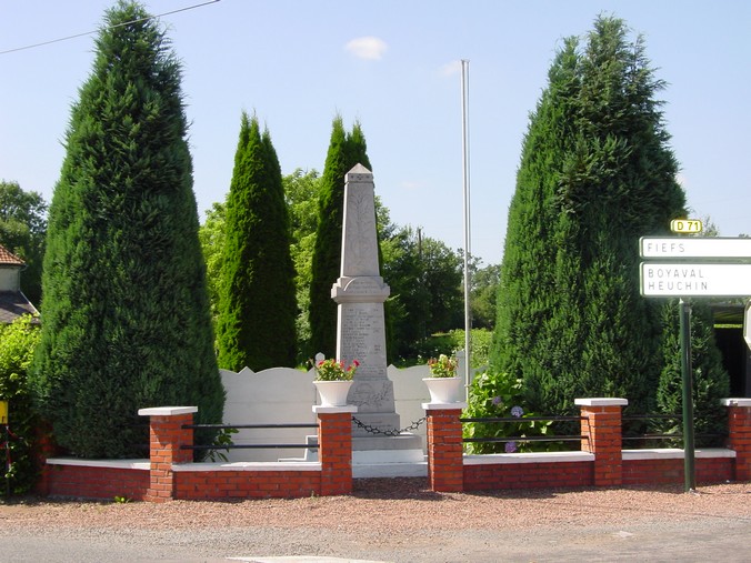 Le monument aux morts de SAINS-LES-PERNES
